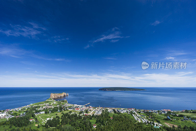 看看Percé小镇和它著名的Rocher Percé (Perce Rock)， Gaspé半岛的一部分，在Québec。